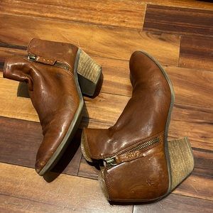 Leather FRYE brown booties